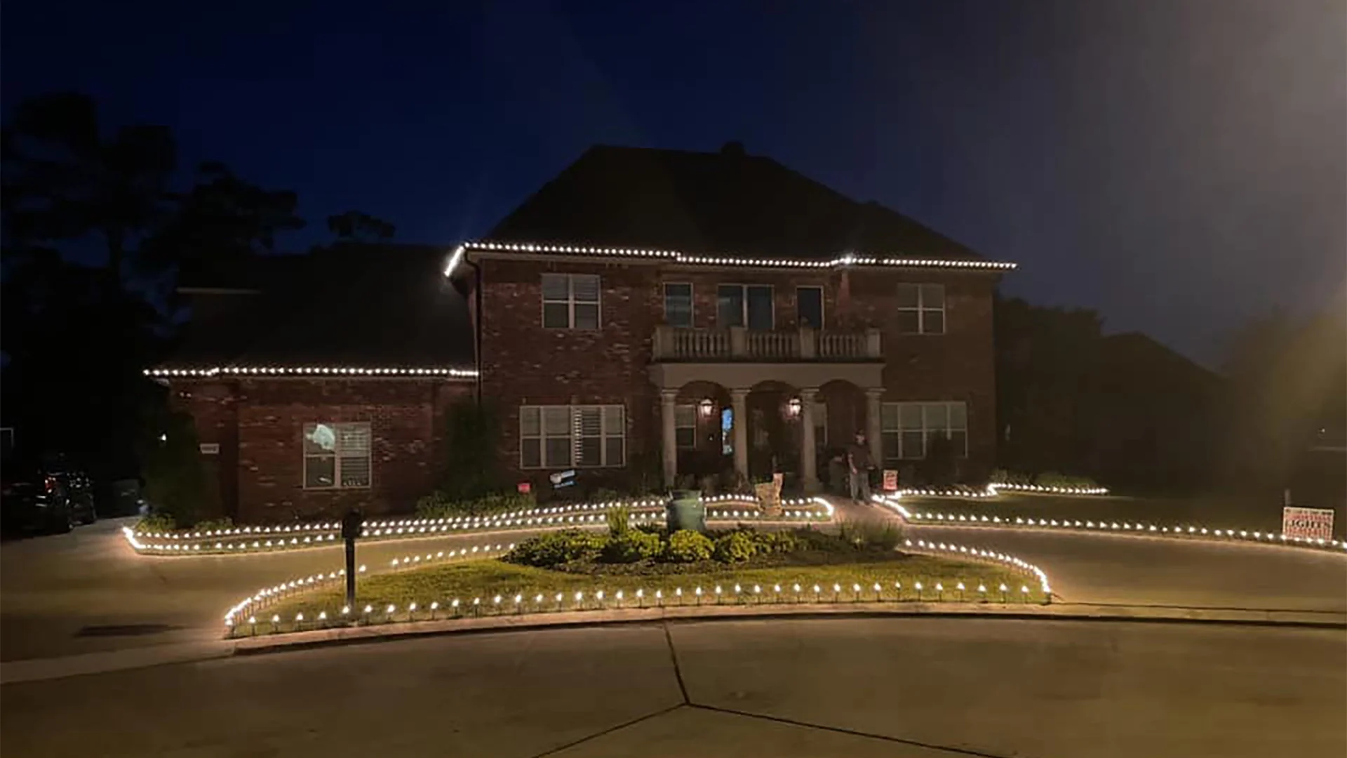 house with christmas lights iowa la